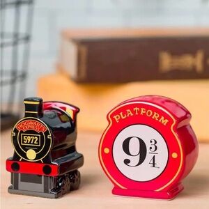 {NIB} Silver Buffalo Harry Potter Hogwarts Express Salt & Pepper Shakers